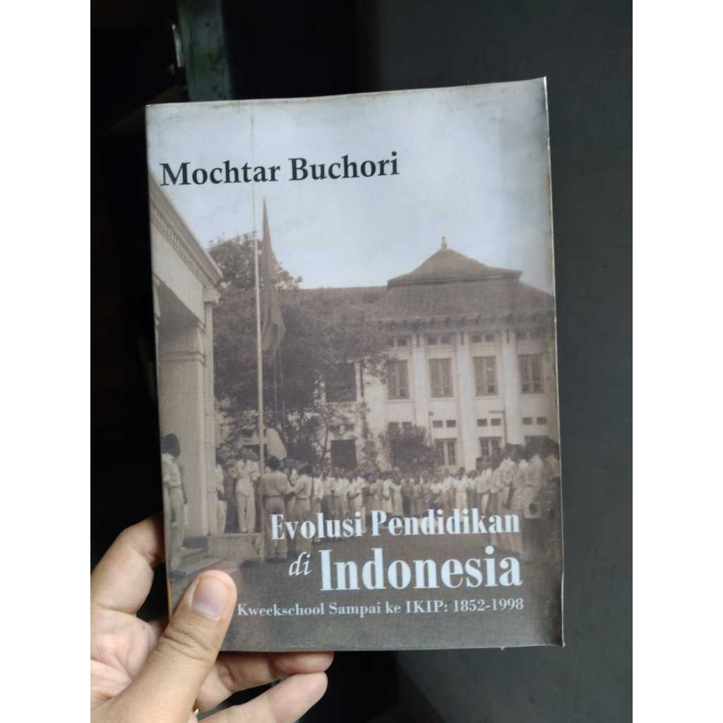 Buku Evolusi Pendidikan di Indonesia[ Dari Kweekschool Sampai ke IKIP: 1852-1998] Penulis: Mochtar B