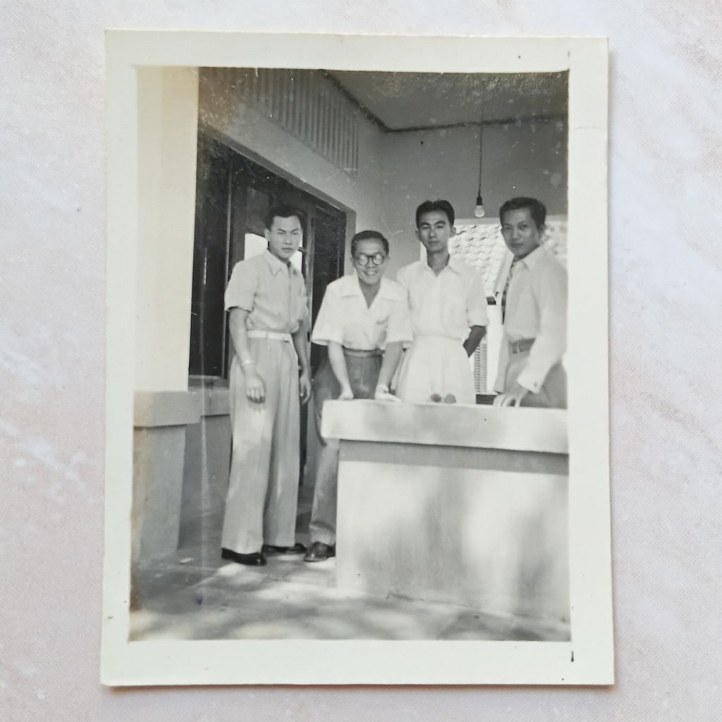 Foto Kuno Lawas Uk. Kecil 4 PriaTionghoa di Teras Rumah 1951 - YN2574
