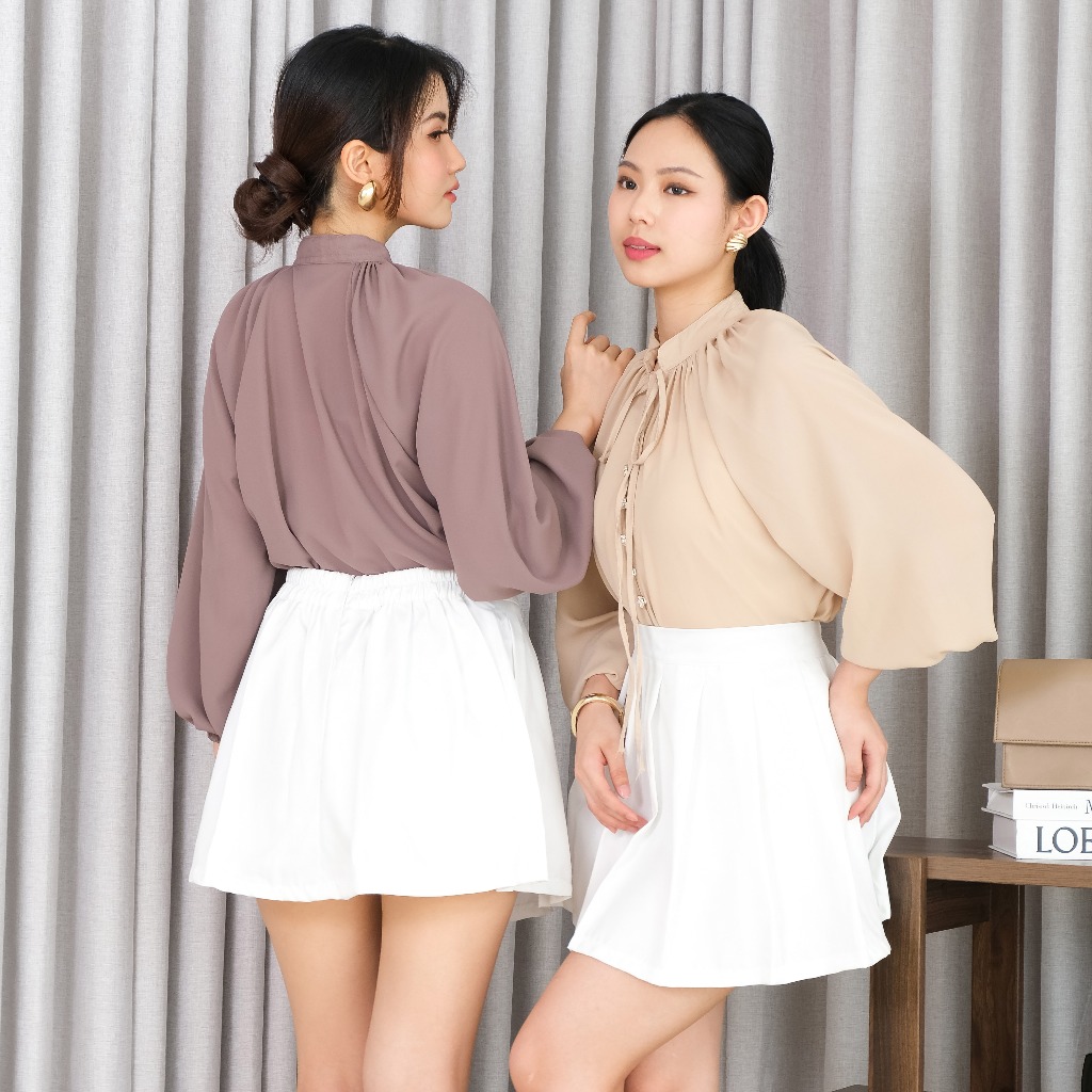 Farra Blouse Button – Blouse Ceruty Feminine dengan Kancing Bunga & Detail Kerut Manis