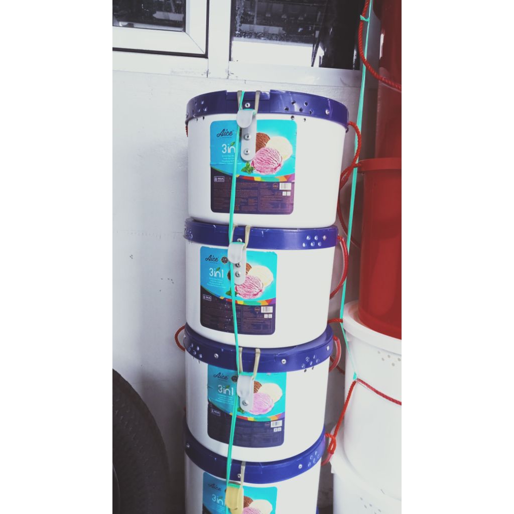 SATU PAKET BOX UDANG HIDUP DAN AERATOR CHARGER 24 JAM, BOX 8 LITER, TALI PANJANG, BOX PANCINGAN satu