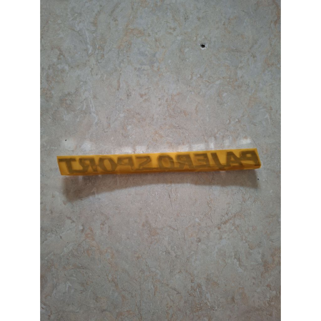 emblem tulisan PAJERO SPORT