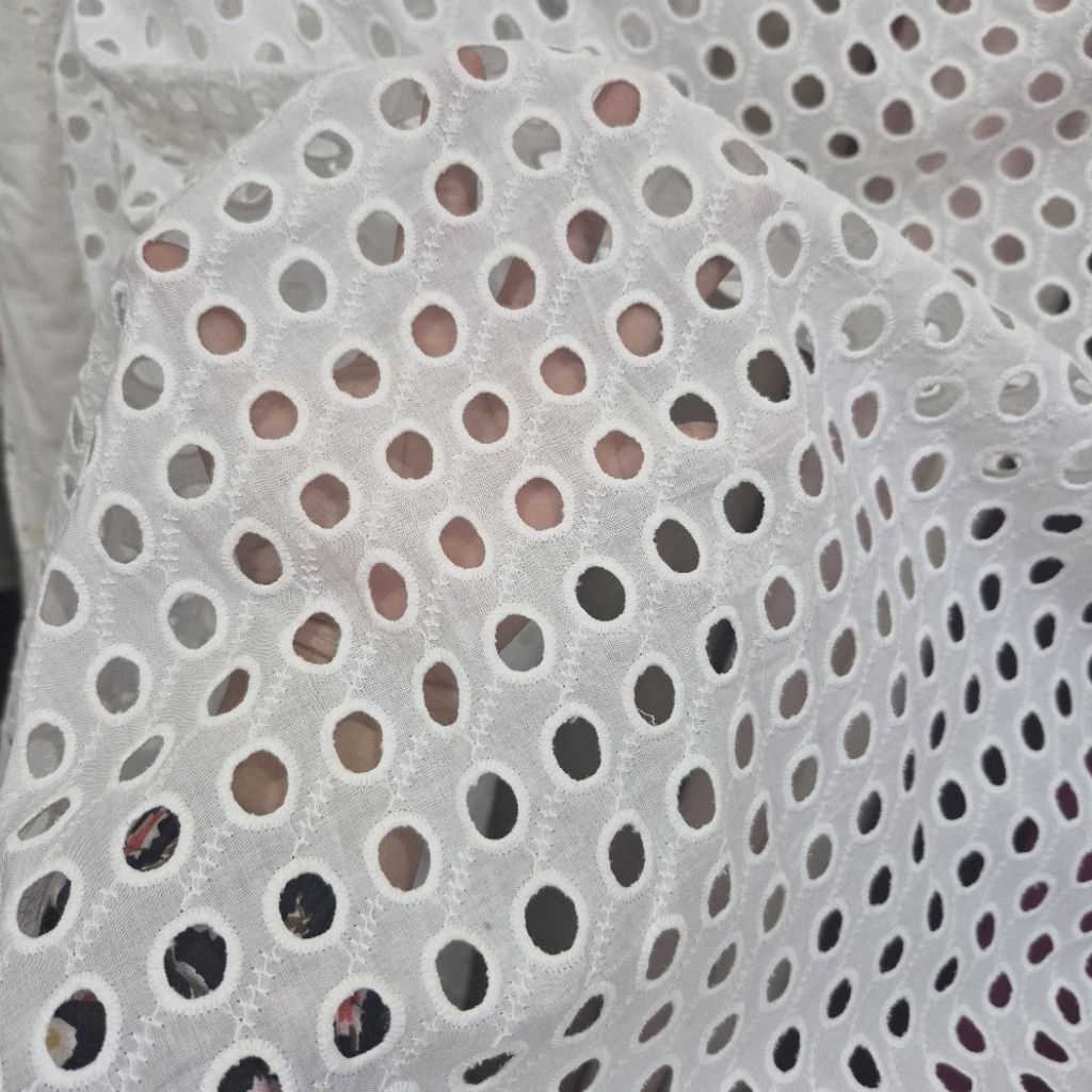 kain katun bordir bolong-kain katbol warna putih garment import-harga persetenggah meter