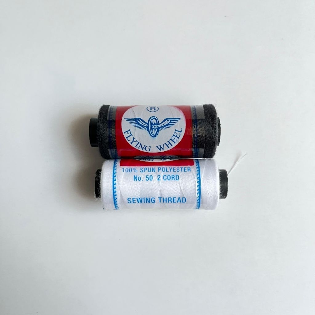 BENANG JAHIT MERK FLYING WHEEL WARNA HITAM DAN PUTIH