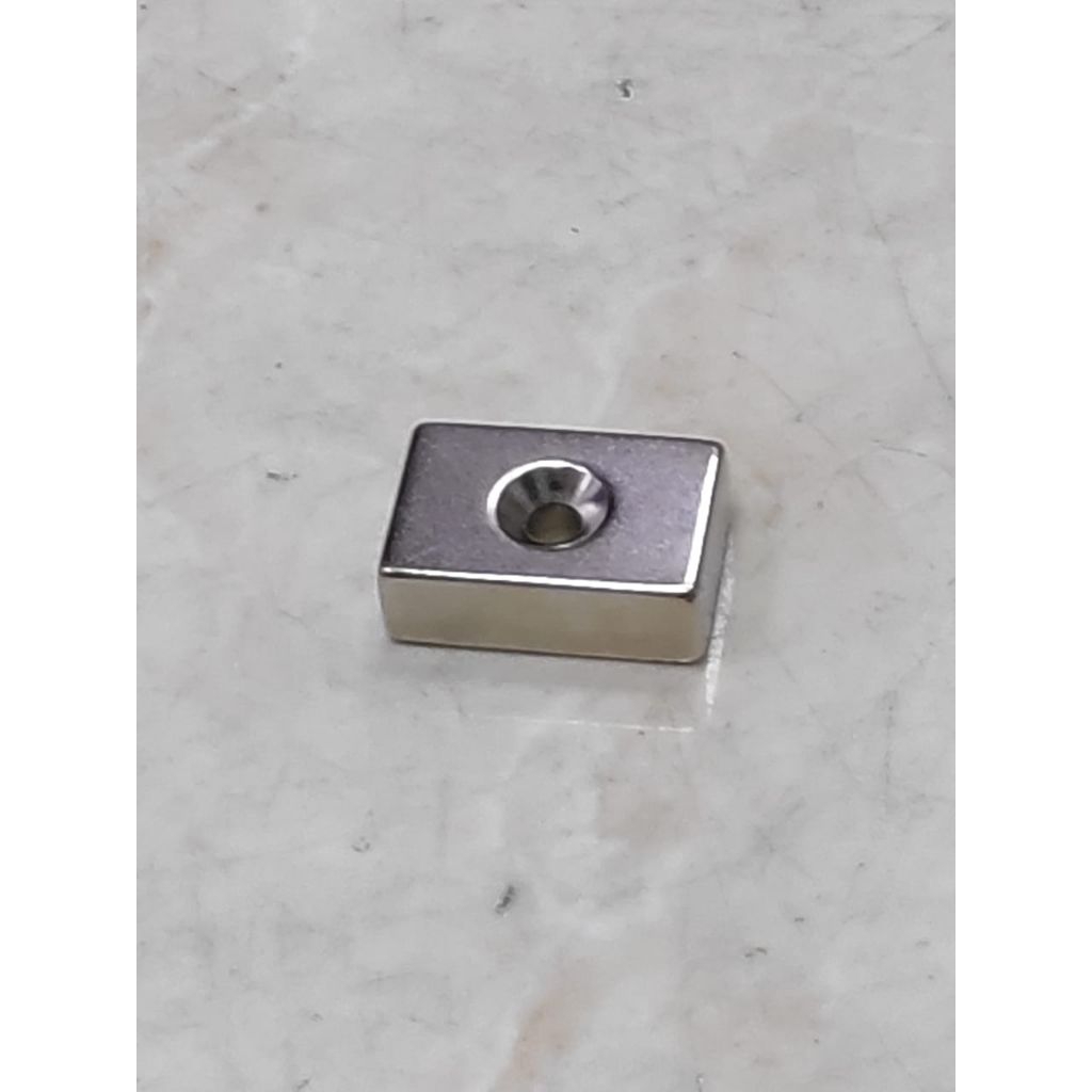 1 Pcs - Magnet 30 x 20 x 10mm hole 5-10mm Neodymium N52