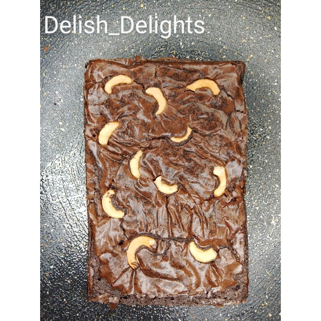 

fudgy brownies by Delish_Delights toping kacang mede ukuran 15×10