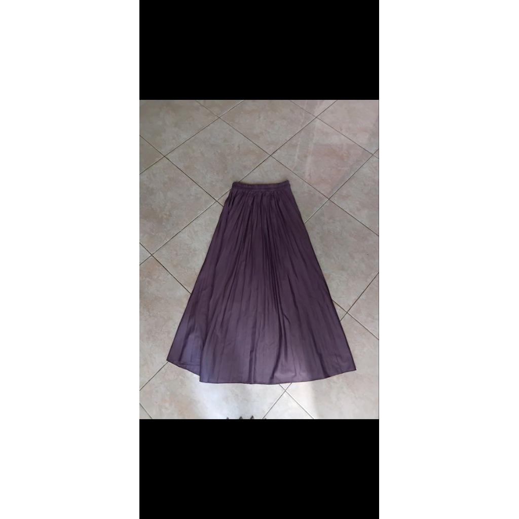 preloved rok plisket merek trend