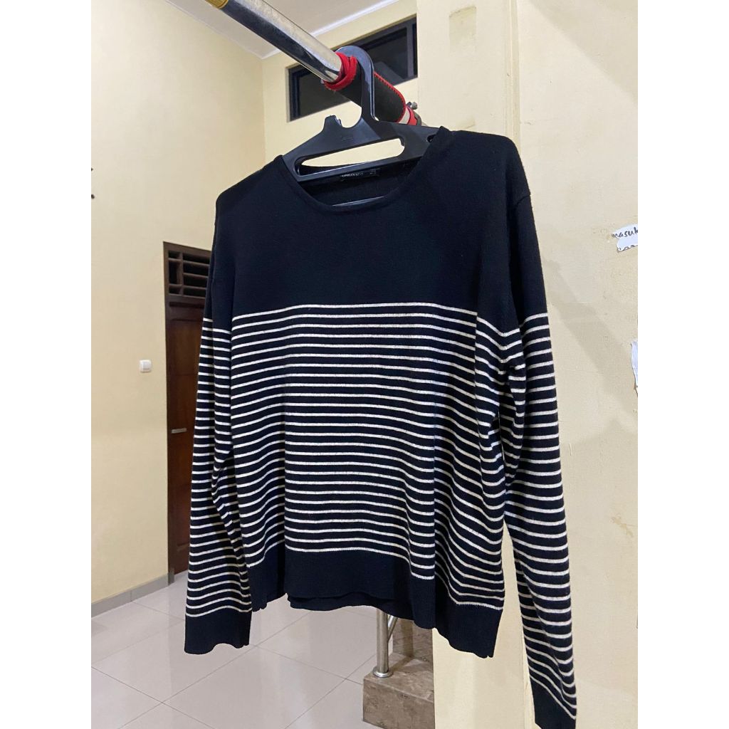 Sweater Garis Hitam Putih