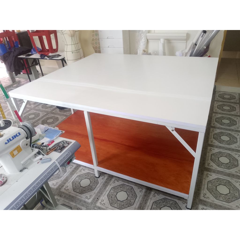 Meja Potong Kain Konveksi Alas Papan Melamin
