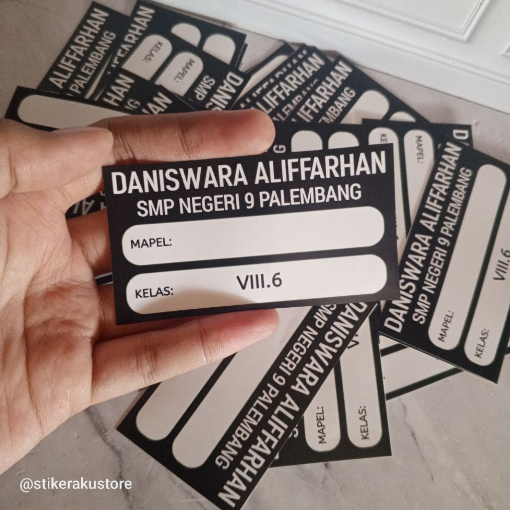 

Stiker Nama Buku Anak 5x9 cm Isi 25 pcs Tema Hitam Polos