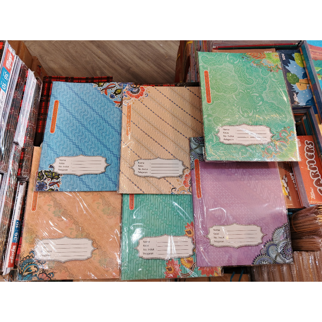 

MICROSTAR / JENIA SAMPUL KERTAS BATIK KWARTO / BOXY (1 PACK ISI 20) MOTIF RANDOM