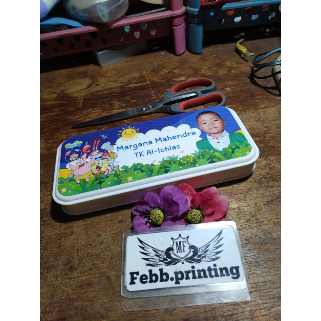 

Tempat pensil costum kartun