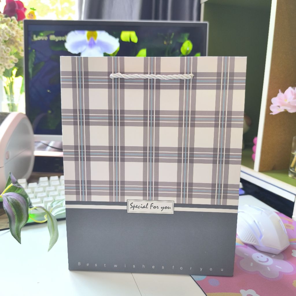 

Paper Bag Tali Tinggi Ukuran 24,5x19,5cm Paper Bag Aesthetic Paper Bag Kado Gift Hadiah Karton