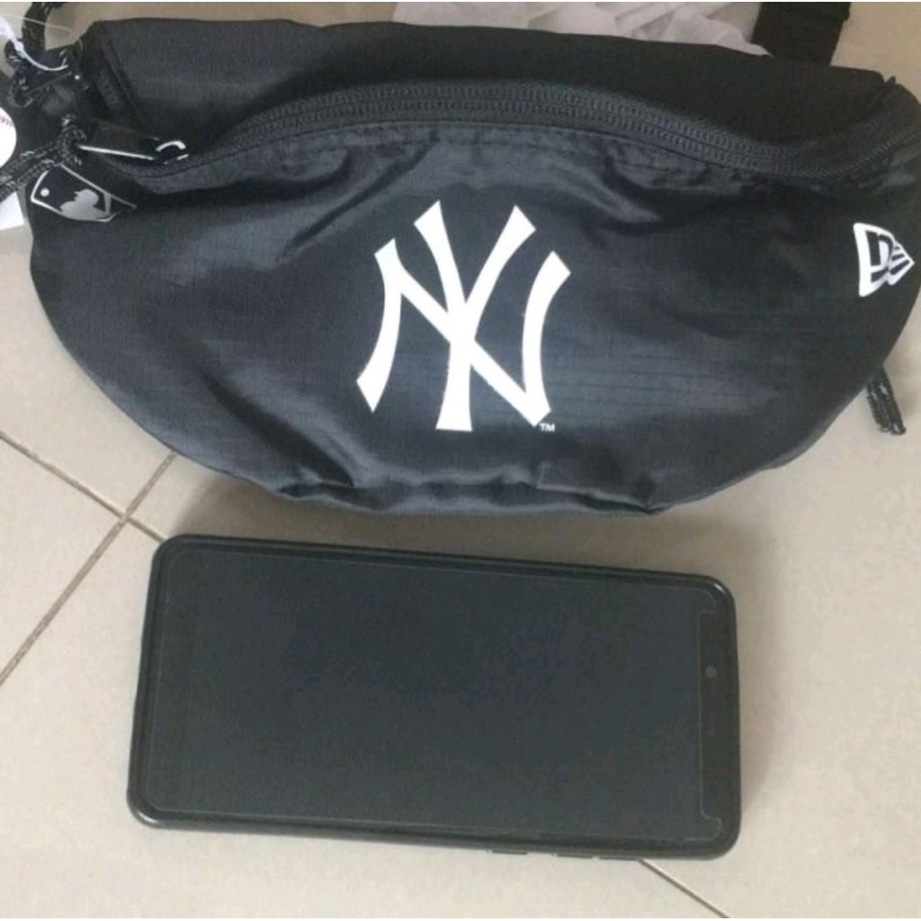 New Era Tas Pinggang Asli NY Mini Waist Bag NY MICRO 20x14 cm Original 100% dengan Kemasan Asli