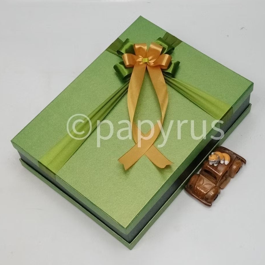 

PAPYRUS Sandwich 30x40 Tinggi 10cm Kotak Kado Gift Box Hadiah V1