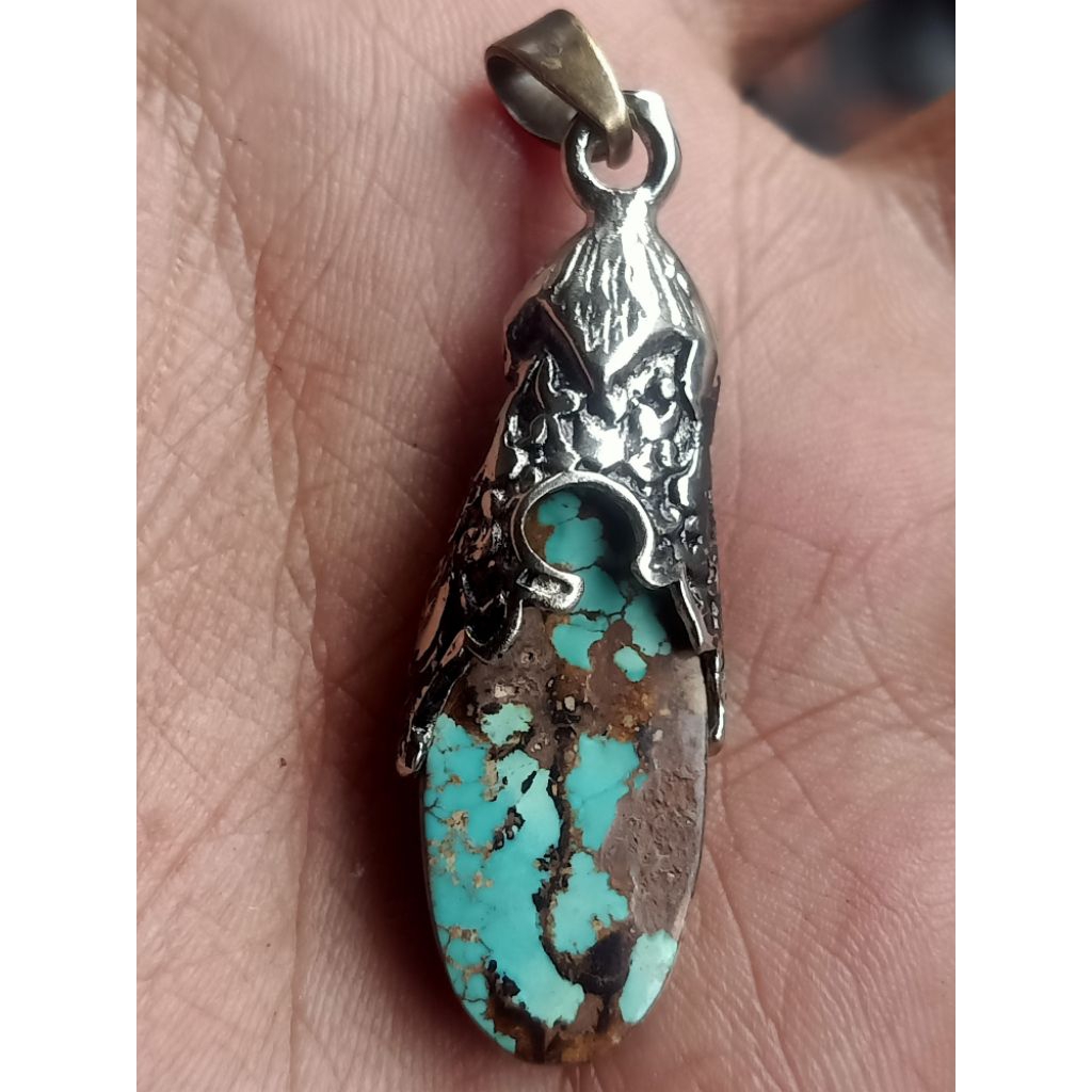 liontin batu pirus Persia