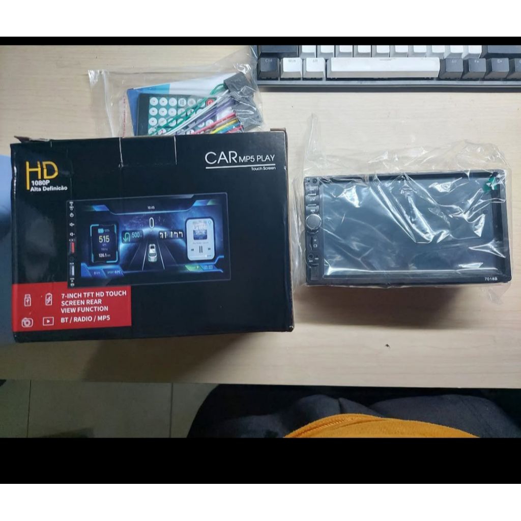 pemutar MP5 mobil dengan layar sentuh. 