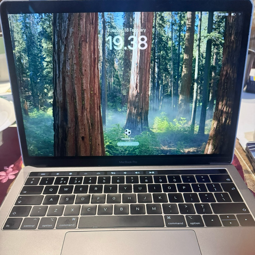 Macbook pro 2018 touch bar 13’ retina display i5 RAM8GB/SSD 512GB