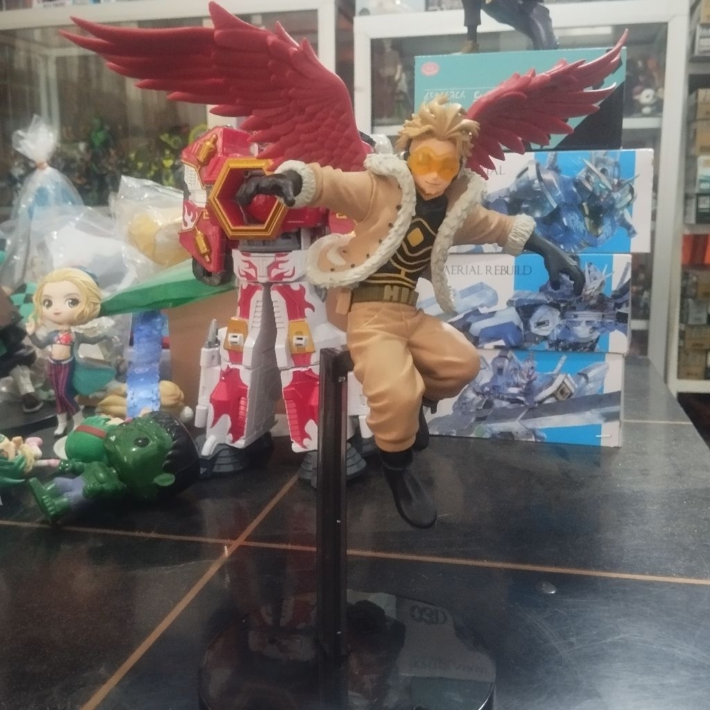 Figure Hawks - The Amazing Heroes Vol. 24