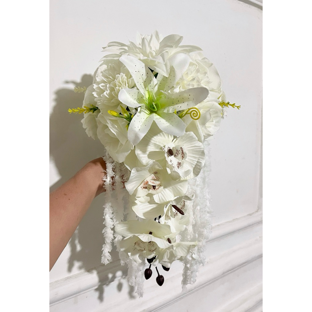 Hand bouquet artificial flower / wedding bouquet / photoshoot pre wedding bouquet