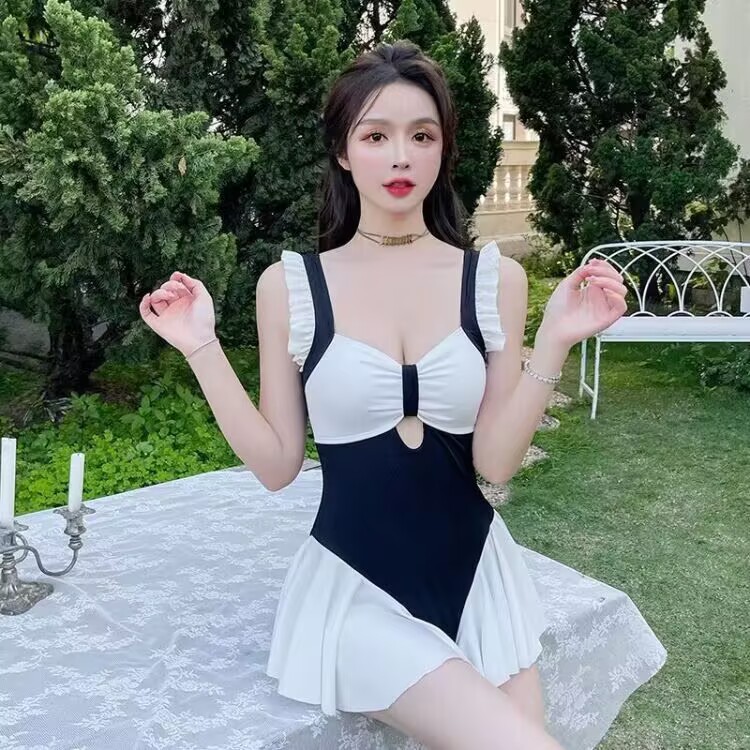 Women's one-piece swimsuit with black and white contrasting tight suspender and sleeveless skirt sty