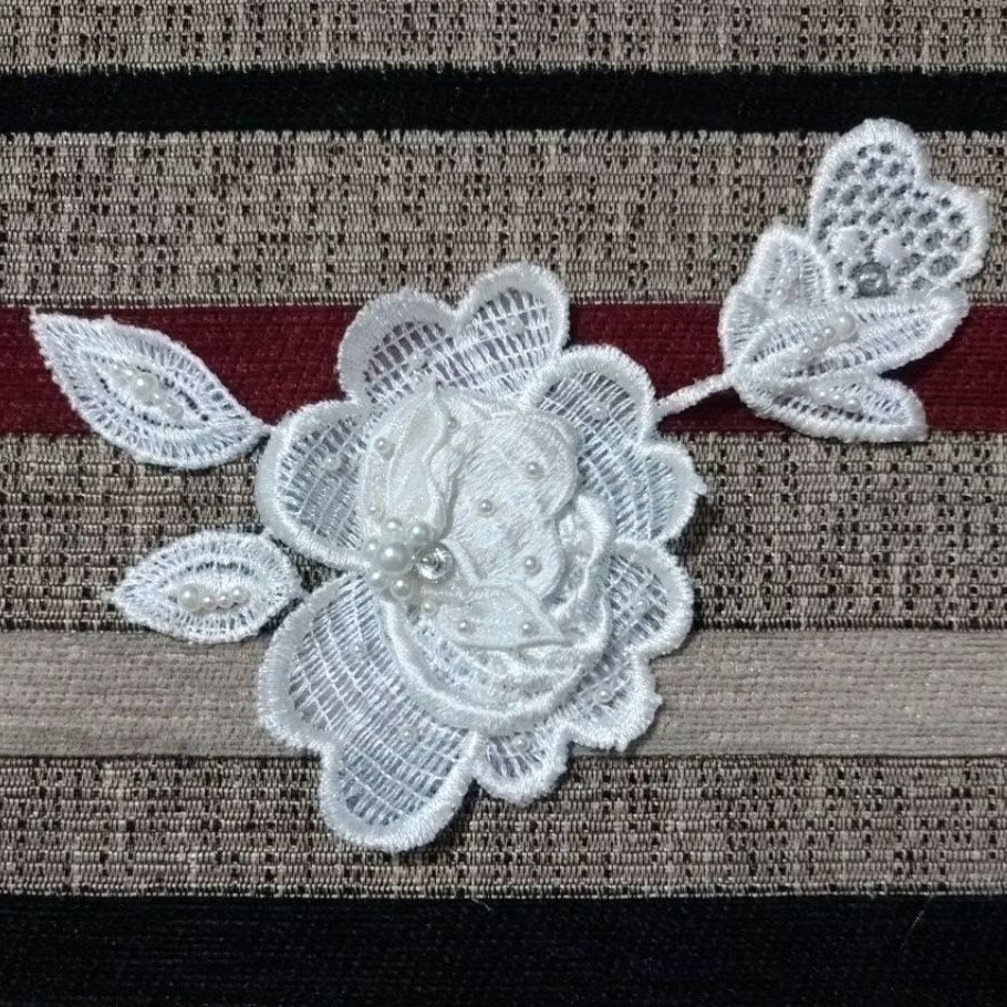 Renda bunga mutiara tempel