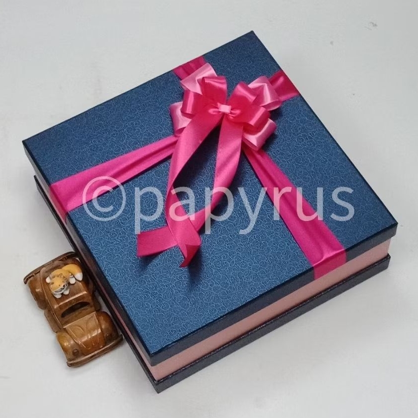 

PAPYRUS Sandwich 30x30 Tinggi 10cm Kotak Kado Gift Box Hadiah V1