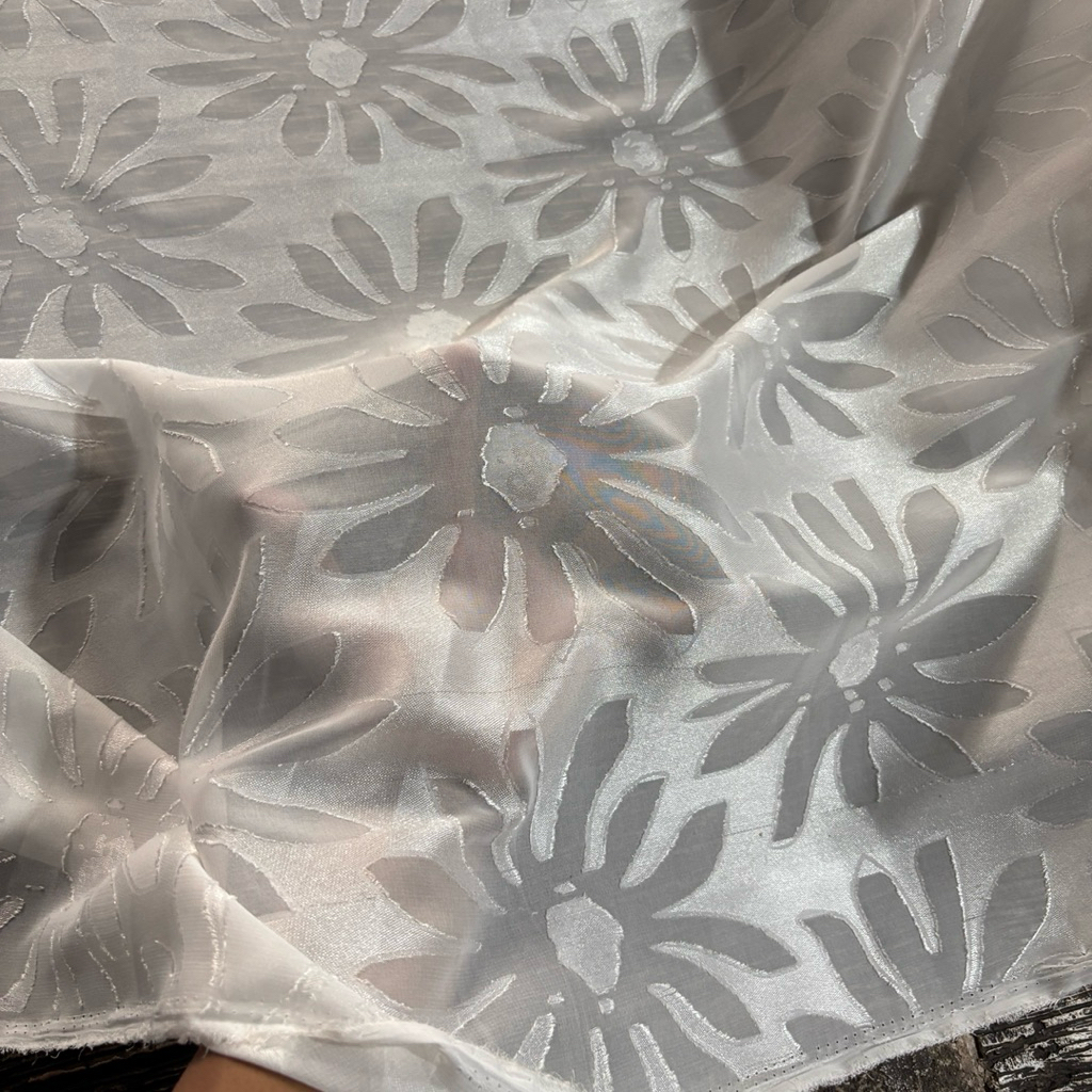 Kain Ceruty Uragiri Motif Bunga Timbul Putih – Bahan Elegan, Jatuh & Adem | Cocok Gamis & Hijab