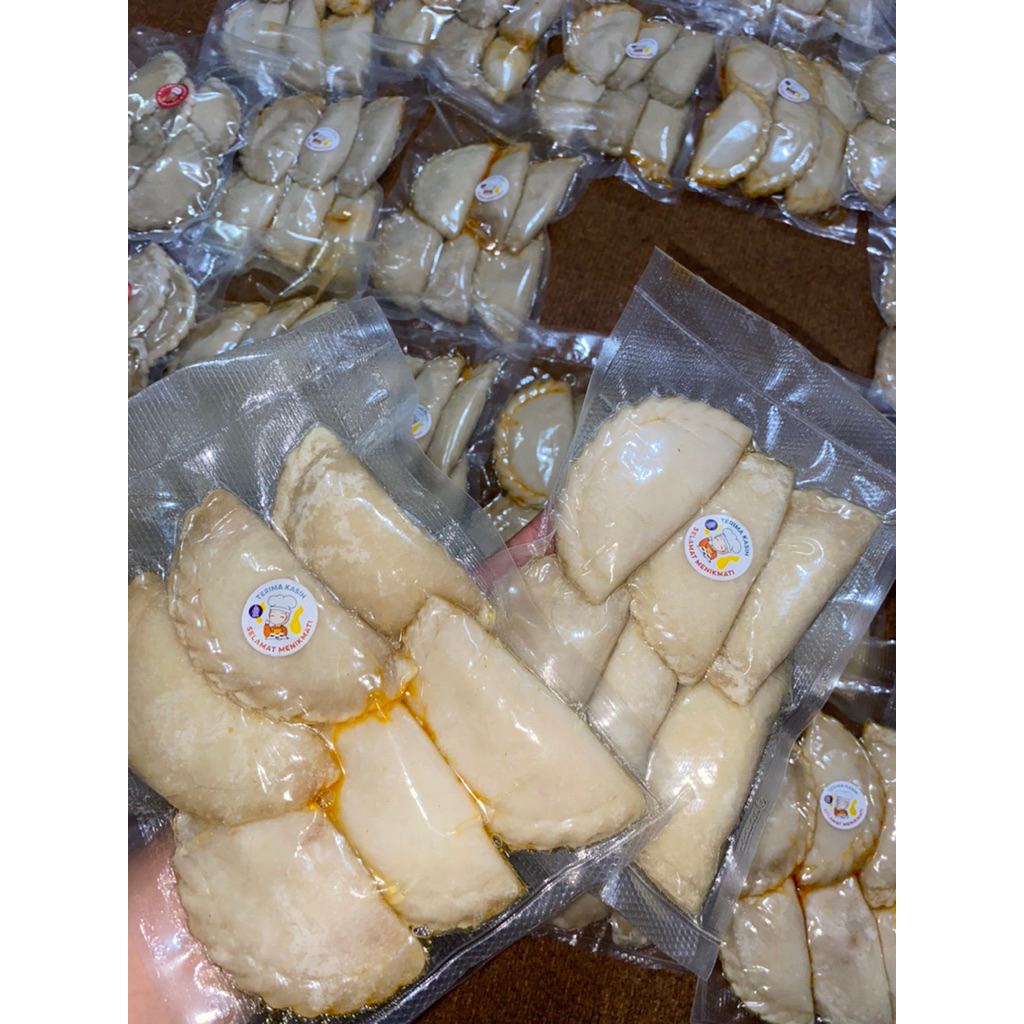 

Cireng isi ayam suwir pedas/tidak pedas isi 6