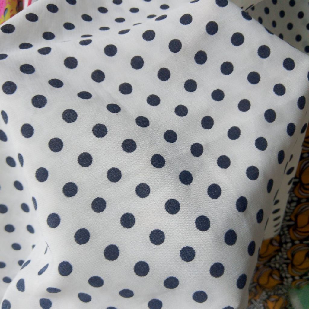 Kain Sifon Motif Polkadot / Kain Sifon Polkadot Meteran (Harga Kain Per½ Meter)