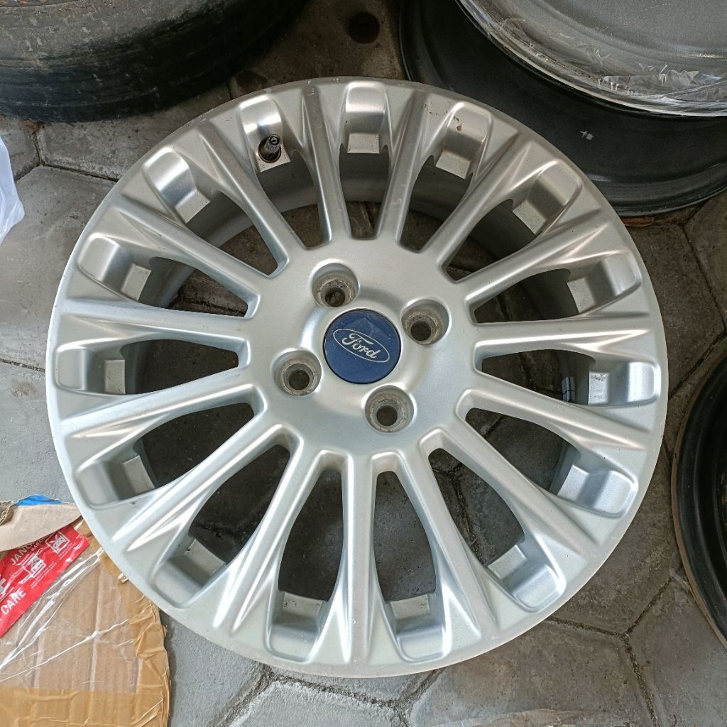 velg original OEM Ford fiesta r16