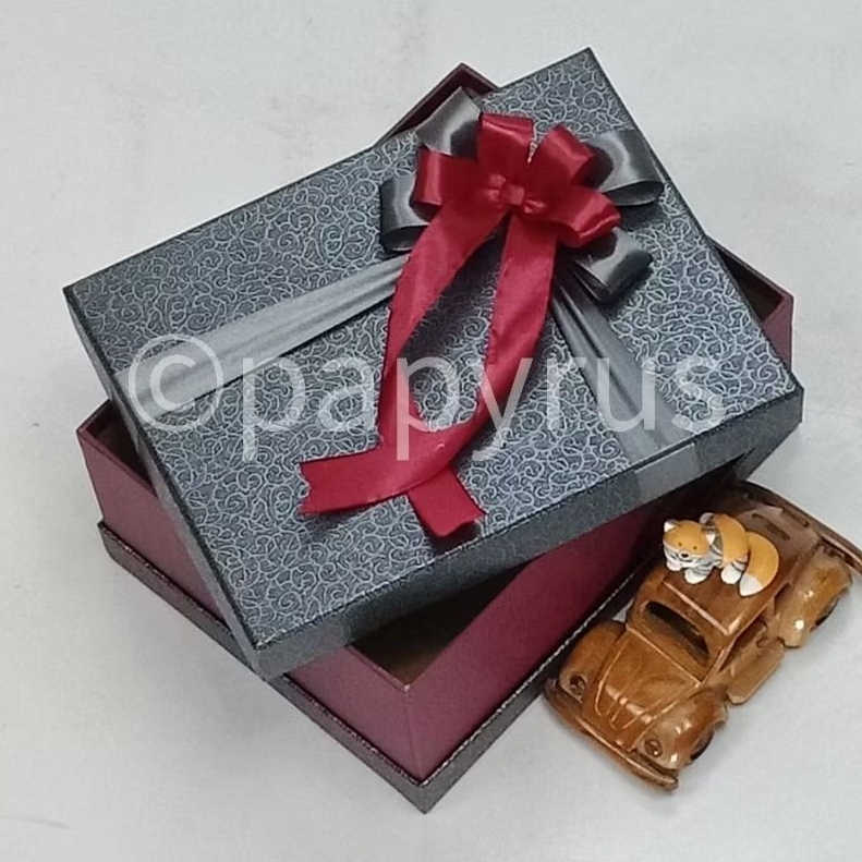 

PAPYRUS Sandwich 17,5x22,5 Tinggi 8cm Kotak Kado Gift Box V1