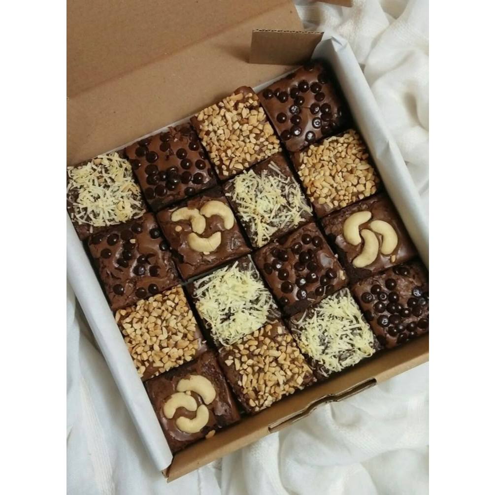 

Brownies potong lembut dengan aneka topping dalam 1 box .
