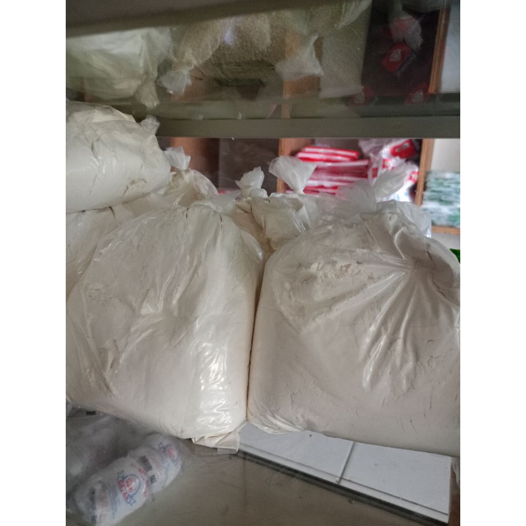 

tepung terigu curah merk lencana merah 500g