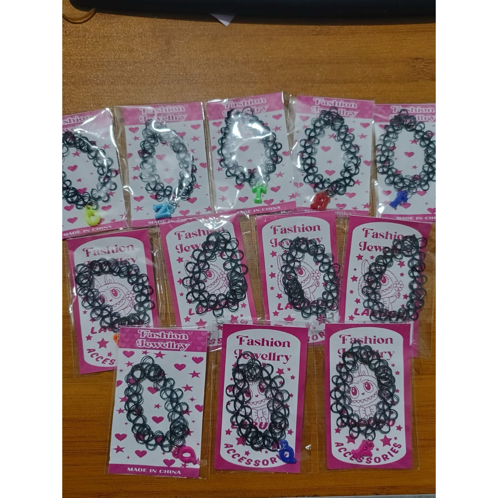 Gelang tangan motif tato huruf