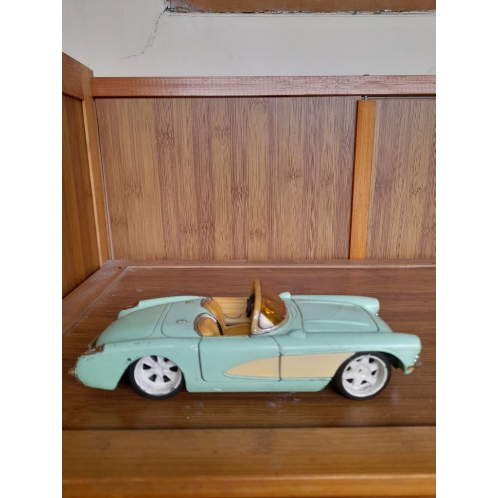 Chevrolet Corvette skala 24 ( junk )