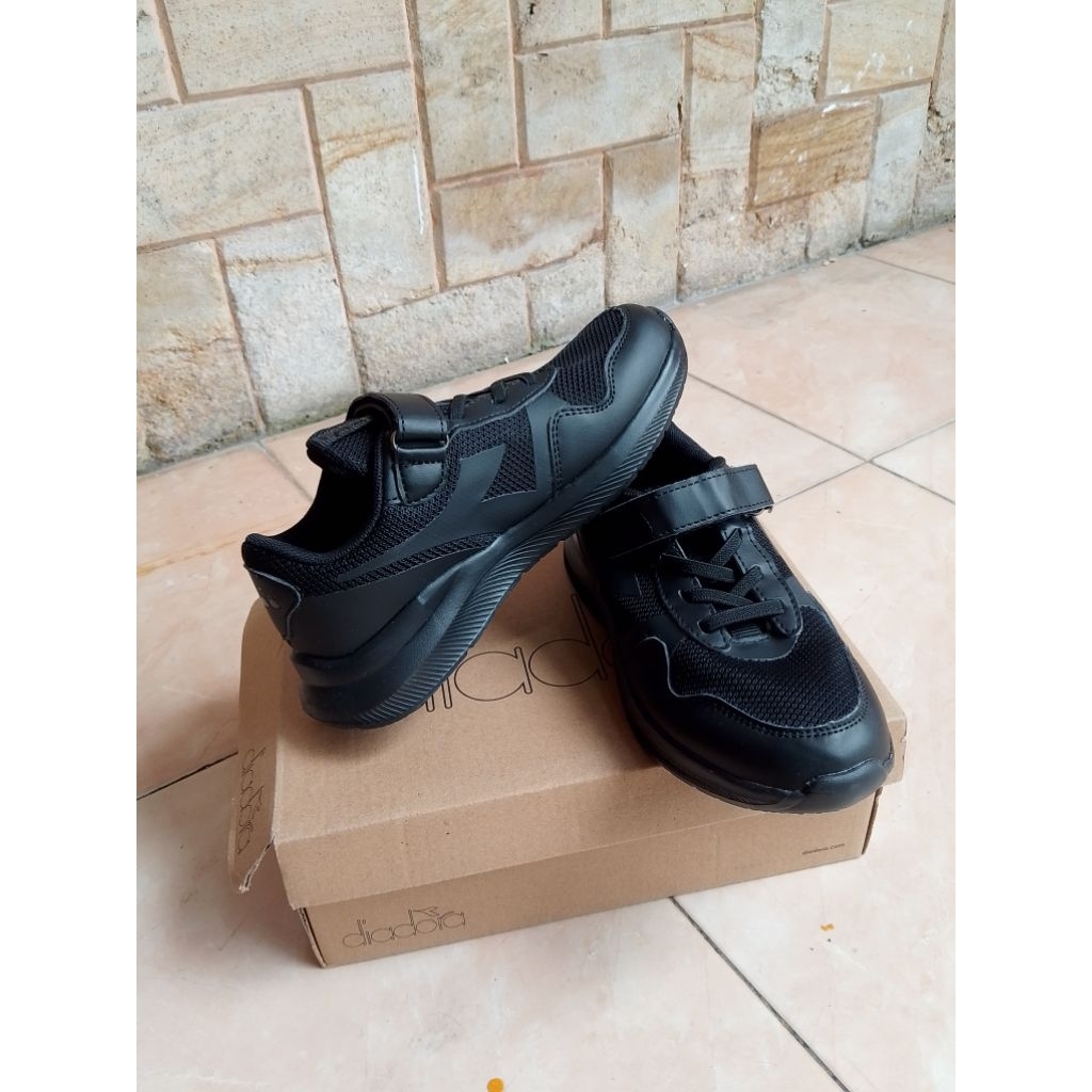 sepatu sekolah anak Merek Diadora KITTY X24F0612M
