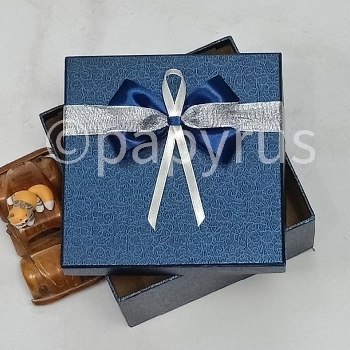 

PAPYRUS 17,5x17,5 Tinggi 5cm Kotak Kado Gift Box V2