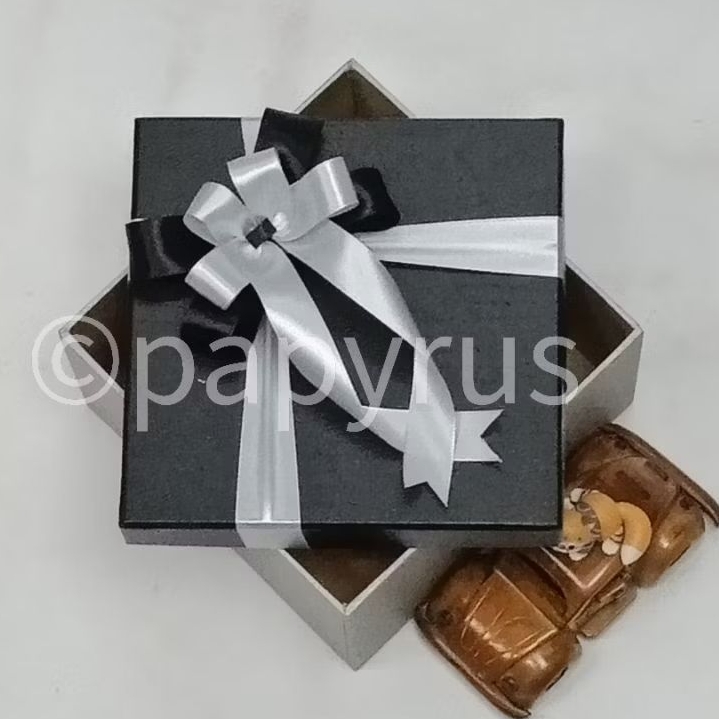 

PAPYRUS Kombinasi 17,5x17,5 Tinggi 8cm Kotak Kado Gift Box V3