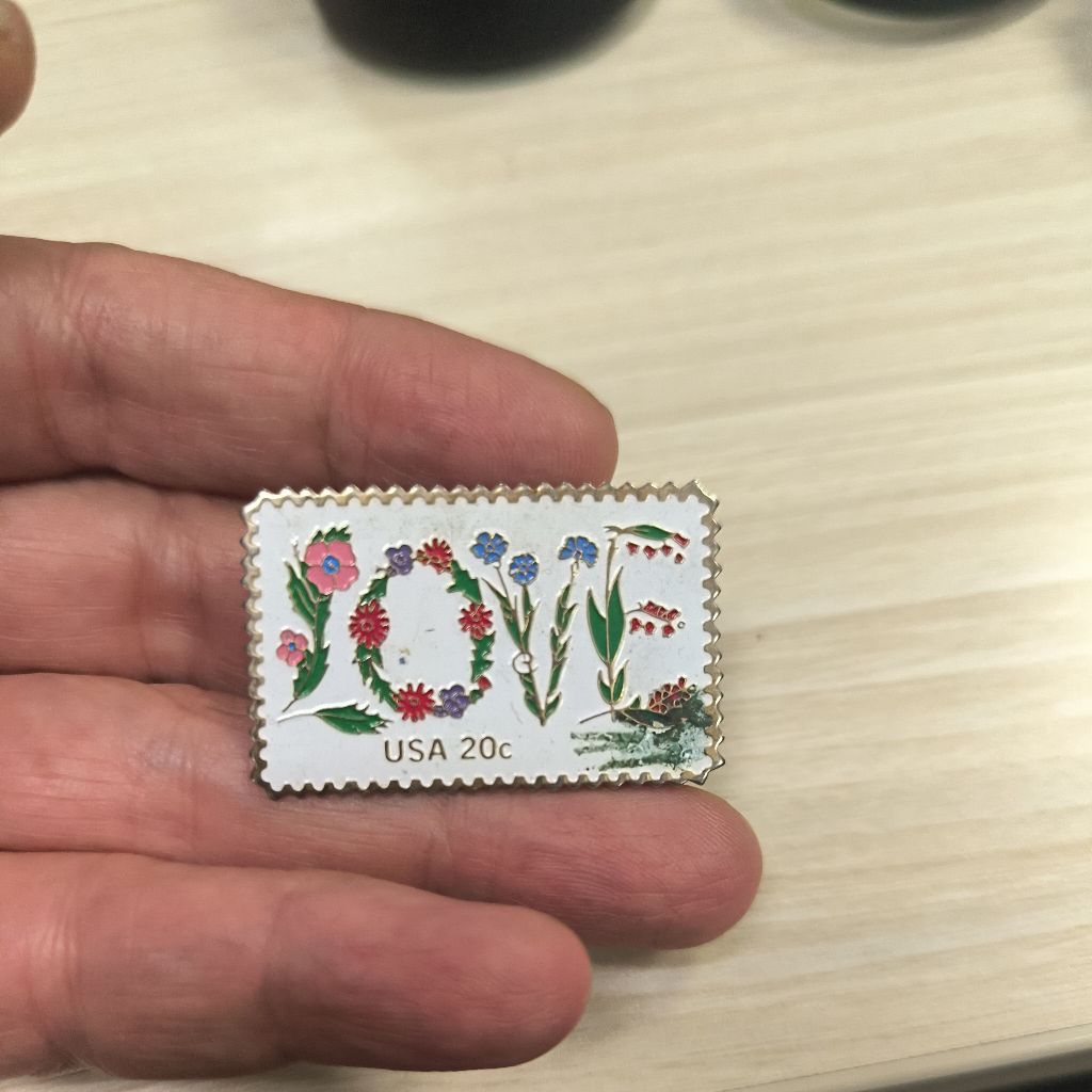 

USA 1982 20 C postal service pin original