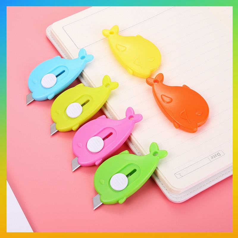

Pisau Cutter Mini Model Dolphin Lumba Alat Bantu Potong Kertas Plastik Unboxing Paket Perlengkapan ATK Sekolah Travel Size Sliding Knife Kater Kecil Lucu Cuter