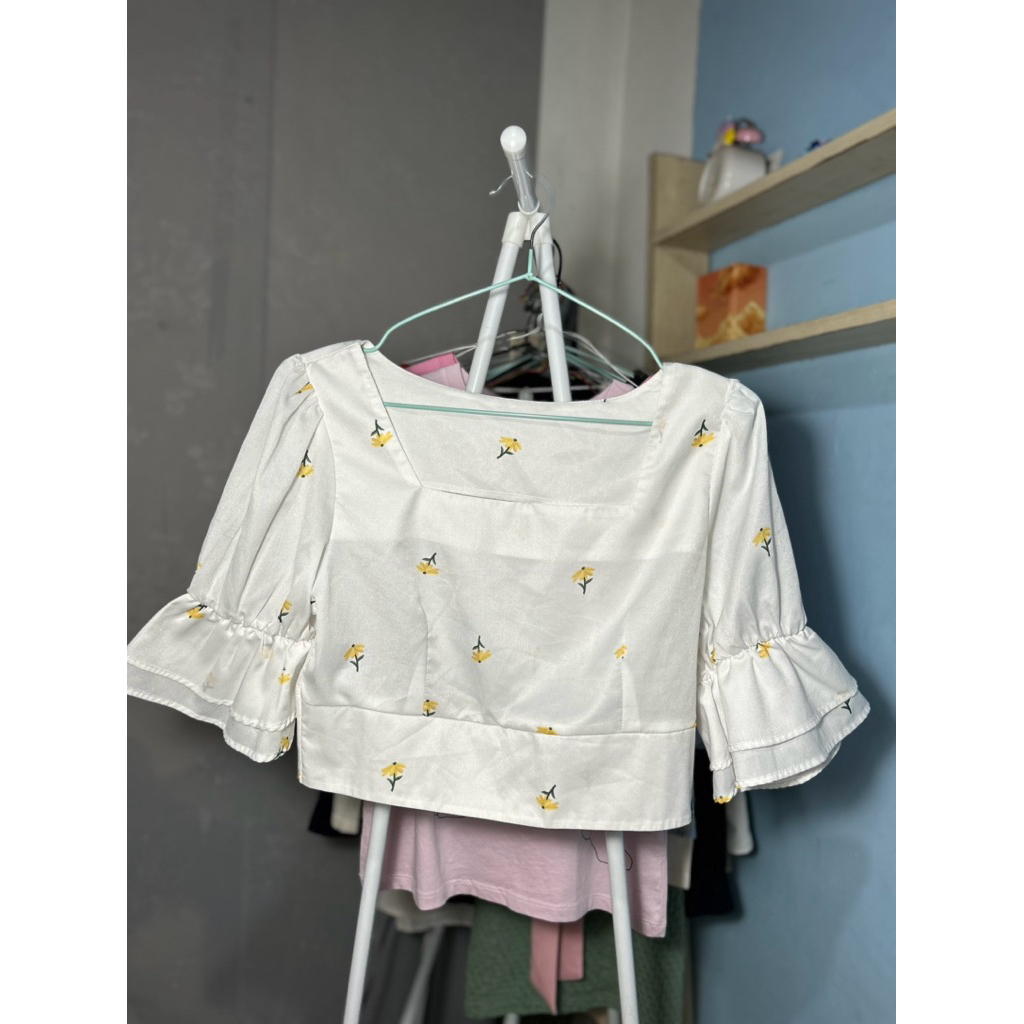 Blus Putih Motif Bunga Kuning Bahan Katun Mengkilap Model Manis