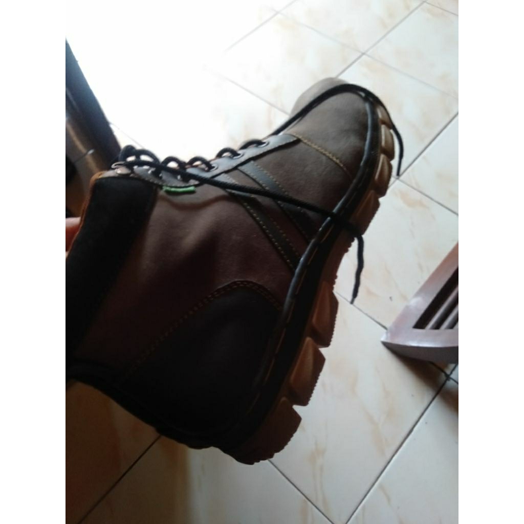 sepatu hiking vintage stok lama