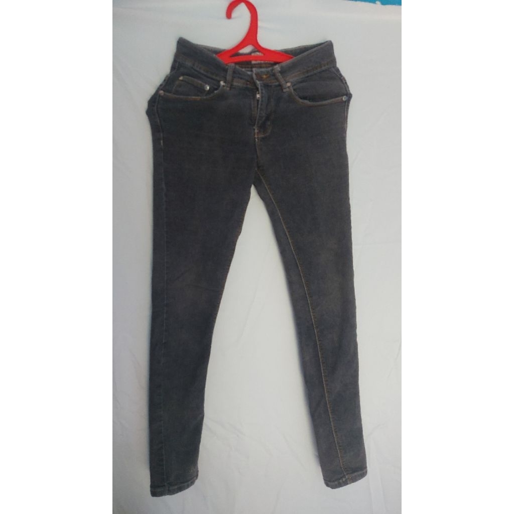 Celana Jeans Nevada wanita ( Preloved )