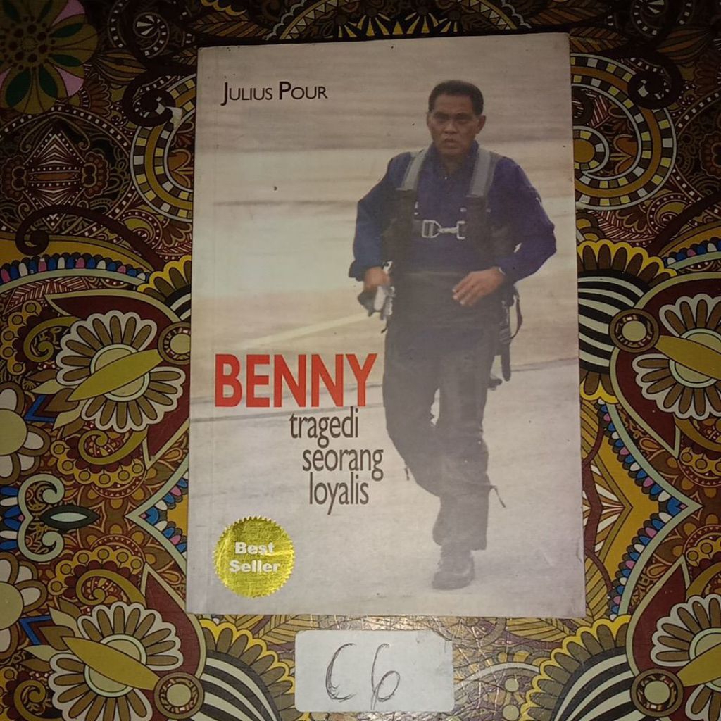 BUKU JULIUS POUR, BENNY TRAGEDI SEORANG LOYALIS