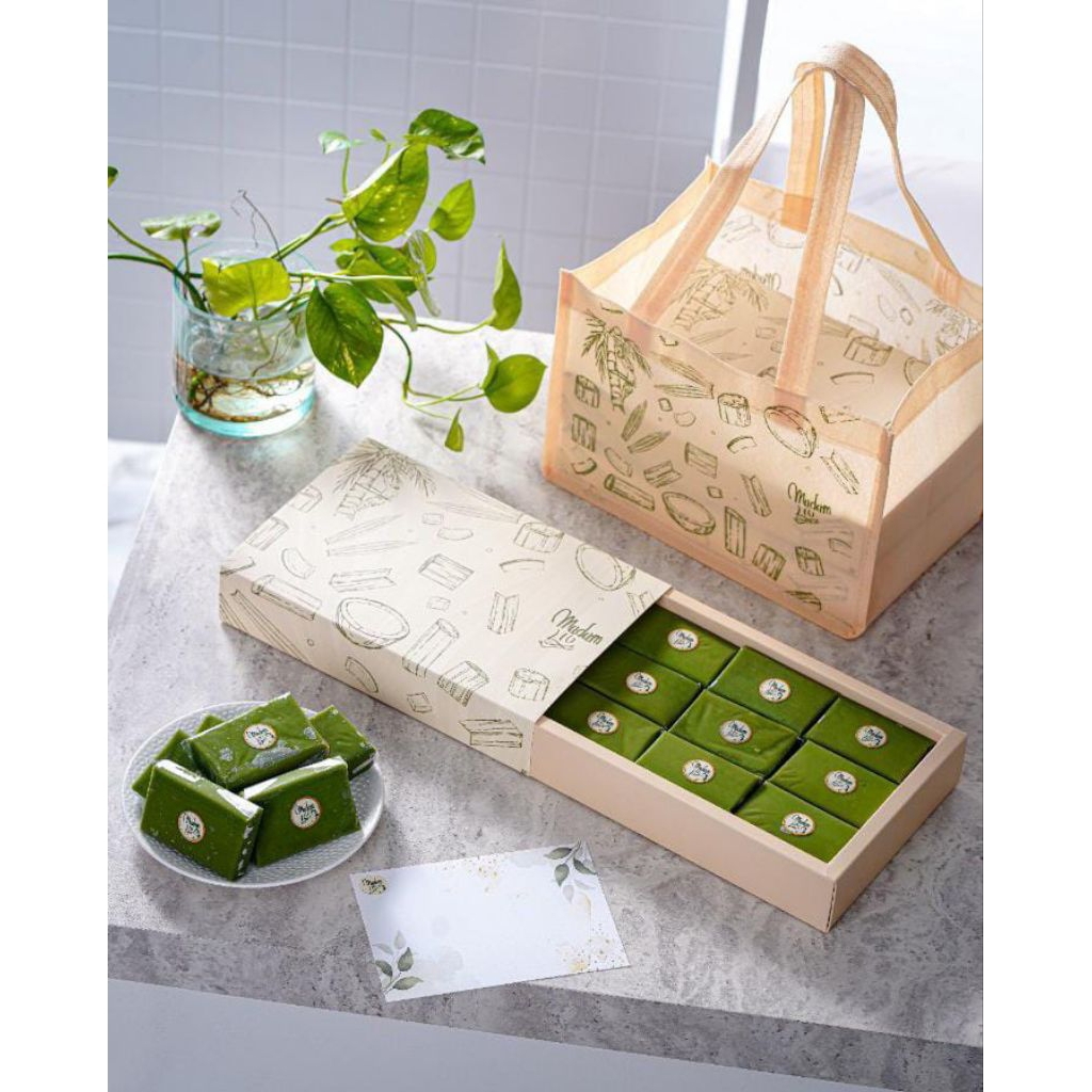 

Hampers Kue Pepe Madam Liu Isi 18 / Kue Ijo / hampers ulang tahun / Daun Suji / hampers happy birthday / best seller/ trending / viral / gift box