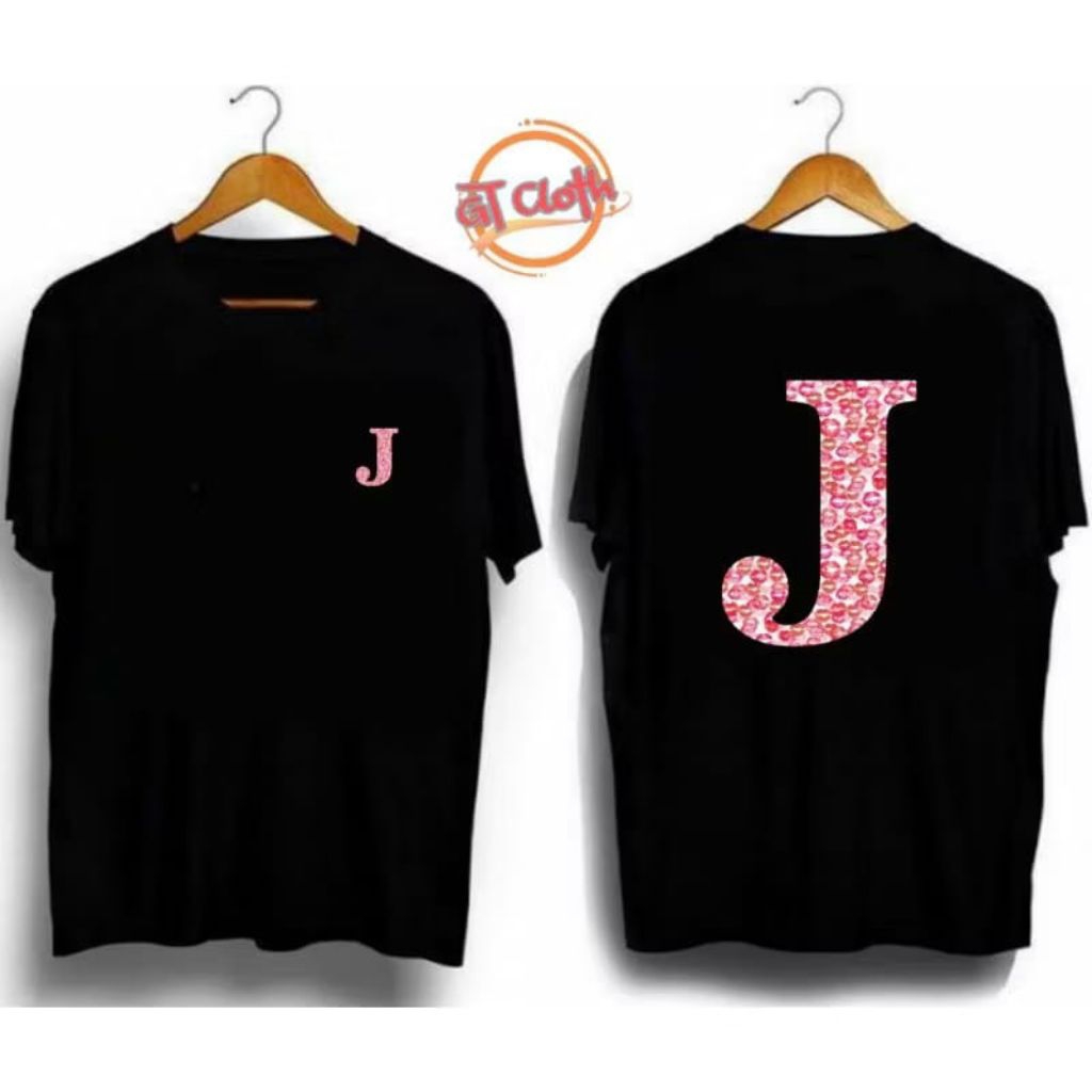 KAOS DISTRO INISIAL HURUF J LOGO KISS BAHAN COTTON COMBED 30S