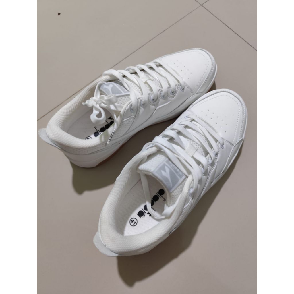 Sepatu Diadora Putih