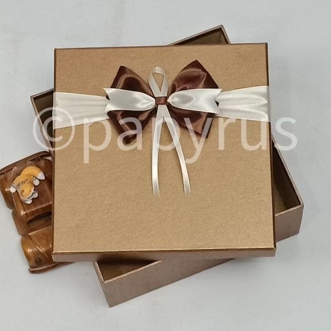 

PAPYRUS 22,5x22,5 Tinggi 5cm Kotak Kado Gift Box Hadiah V1