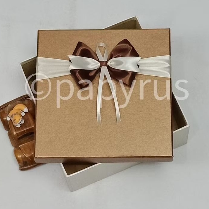 

PAPYRUS Kombinasi 22,5x22,5 Tinggi 5cm Kotak Kado Gift Box Hadiah V1