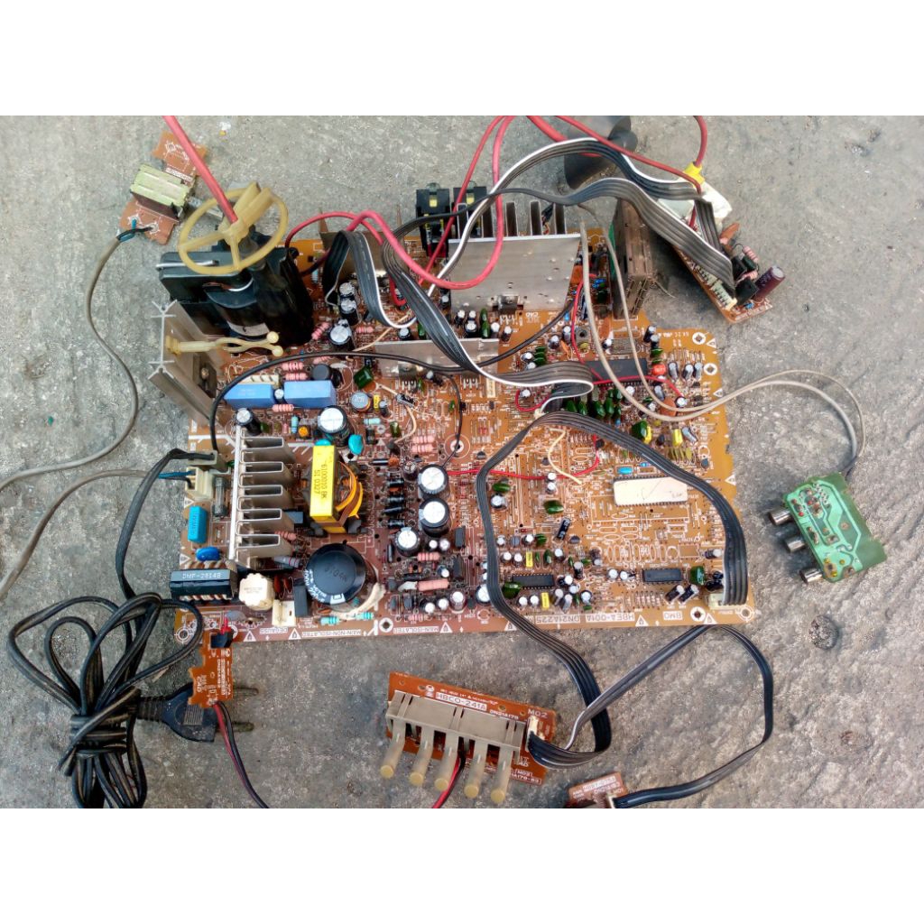 Mesin TV tabung 14-20inc merk Polytron, normal.